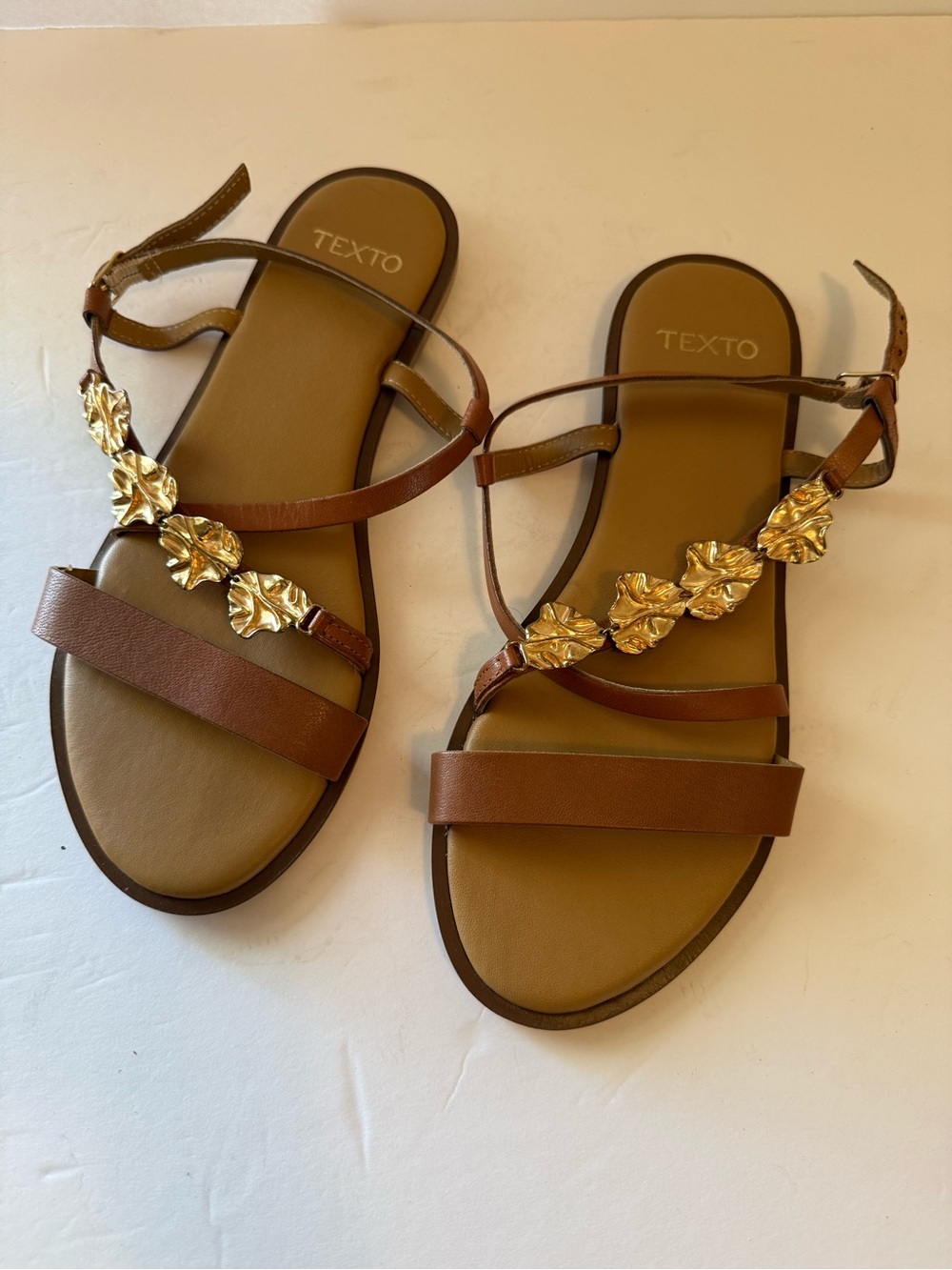 TEXT0 Brown Leather Floral-Appliqué Sandals Size 39
